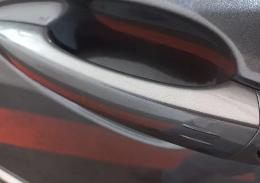 Poignée de porte gris foncé vue en gros plan sur un Peugeot 5008 PureTech 130 S&S EAT8 Allure Pack 2021.