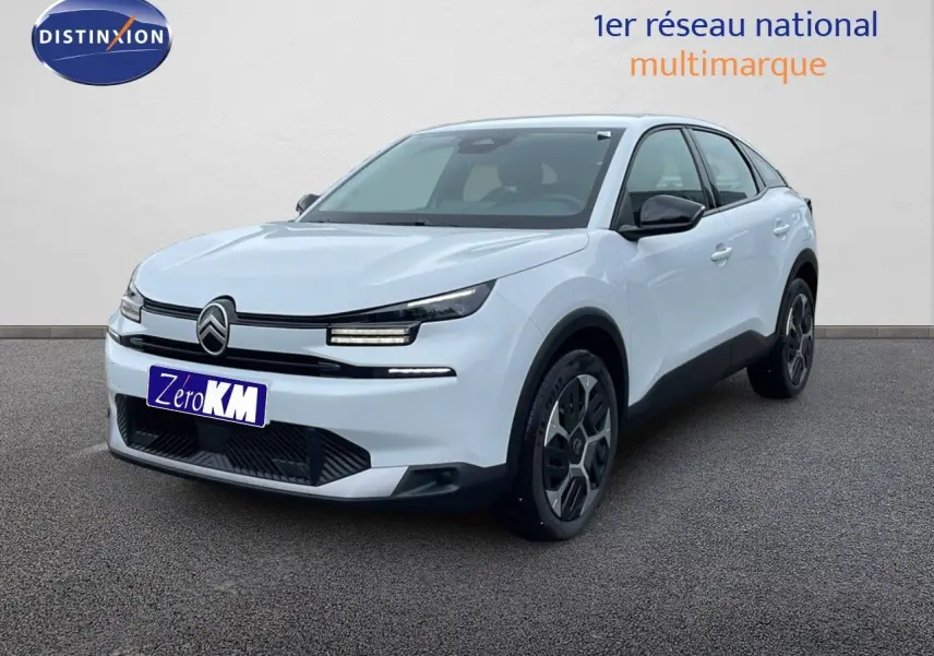 Citroën C4 blanc métal en 3/4 avant droit avec calandre noire et jantes au design moderne.