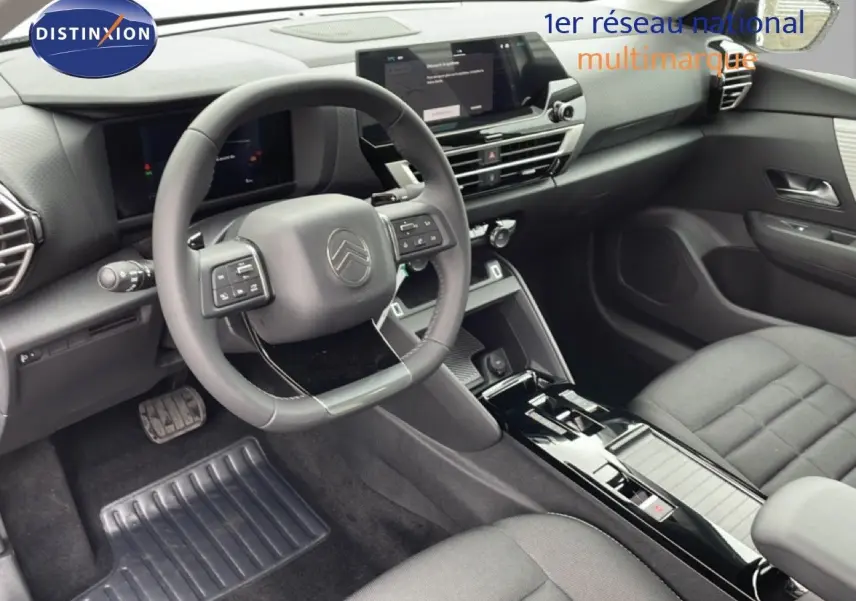 Vue intérieure côté conducteur de la Citroën C4 PureTech 130ch, tableau de bord moderne et volant multifonction noir.