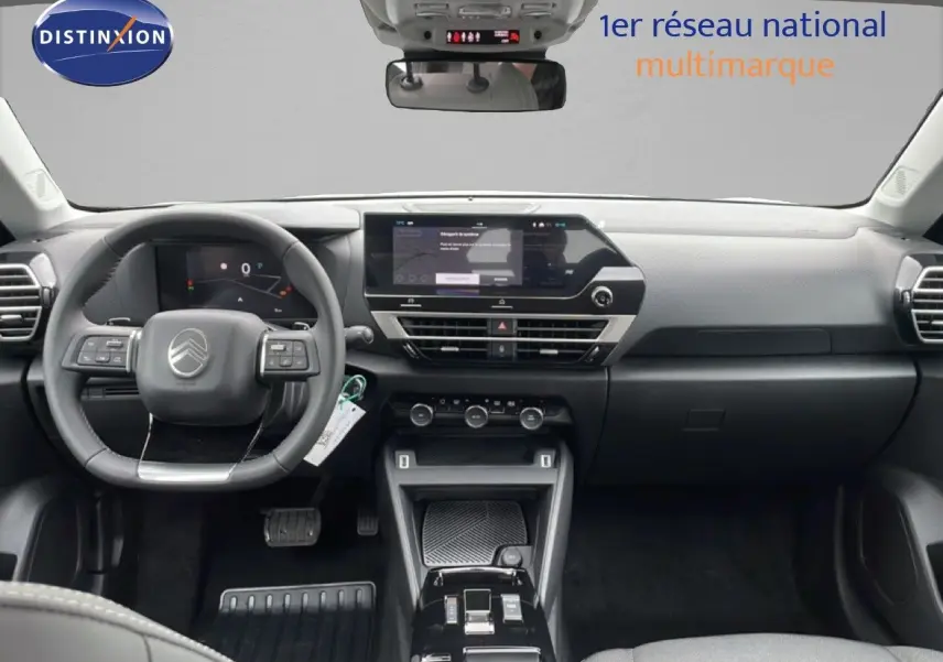Vue intérieure avant du tableau de bord et volant noir d'une Citroën C4 PureTech 130ch avec écran tactile et commandes intégrées.
