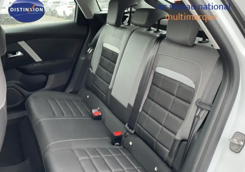 Vue intérieure côté arrière droit montrant les sièges arrière en tissu noir avec détails gris d'une Citroën C4 blanc métal.