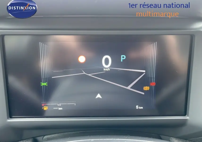 Tableau de bord numérique de la Citroën C4 blanc métal, affichant la vitesse à 0 km/h et l'indicateur de position P.