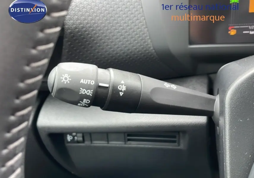 Gros plan sur la commande des feux au volant d'une Citroën C4, version PureTech 130ch, intérieur noir.