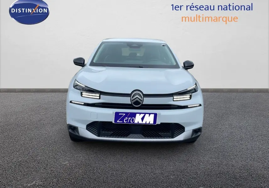 Vue frontale d'une Citroën C4 blanche métal avec phares LED et calandre noire distinctive.