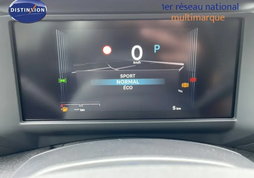 Affichage numérique du tableau de bord de la Citroën C4 PureTech 130ch en mode normal, vue frontale rapprochée.