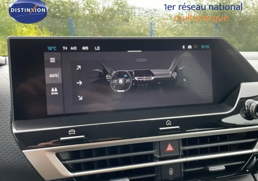 Vue rapprochée de l’écran tactile central du tableau de bord du Citroën C4 blanc métal, version PureTech 130ch.
