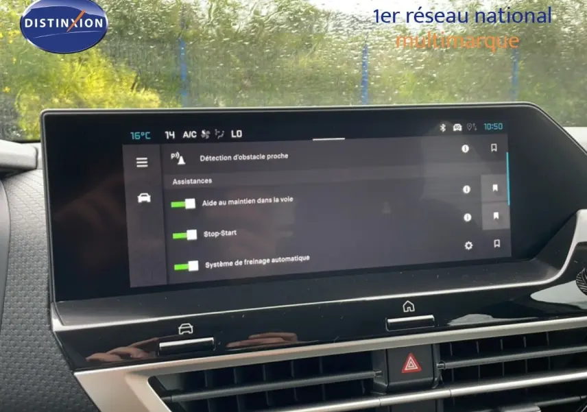 Écran tactile central affichant les aides à la conduite dans une Citroën C4 blanche, vue intérieure avant.