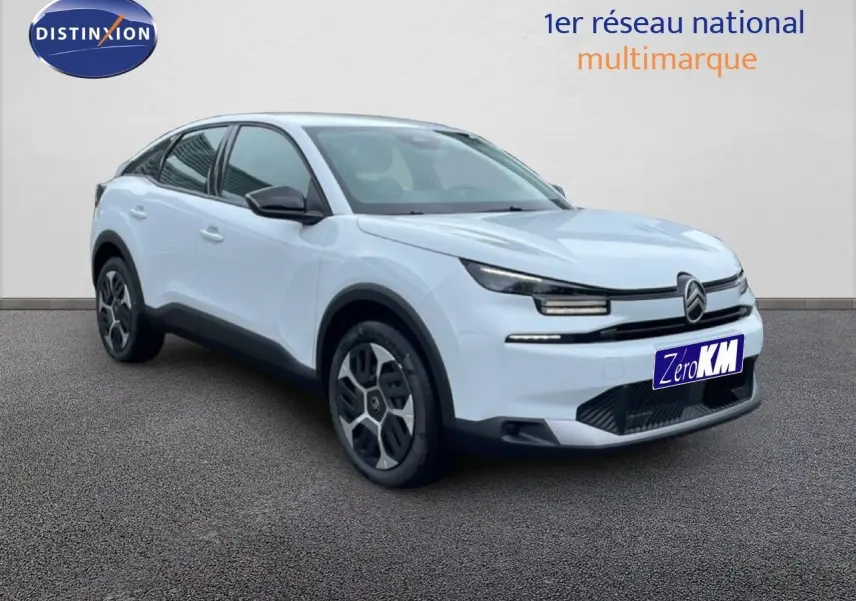 Vue 3/4 avant droite d'une Citroën C4 blanche métal avec calandre distinctive et jantes modernes.