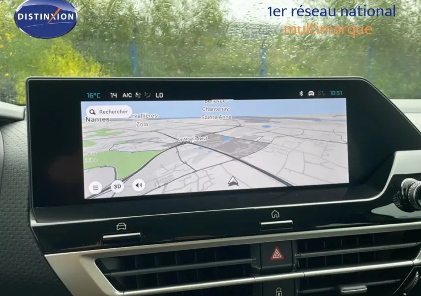 Écran tactile central du tableau de bord de la Citroën C4 blanc métal, affichant la navigation GPS.