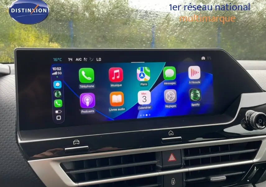 Écran tactile central du tableau de bord de la Citroën C4 PureTech 130ch, affichant les applications connectées.