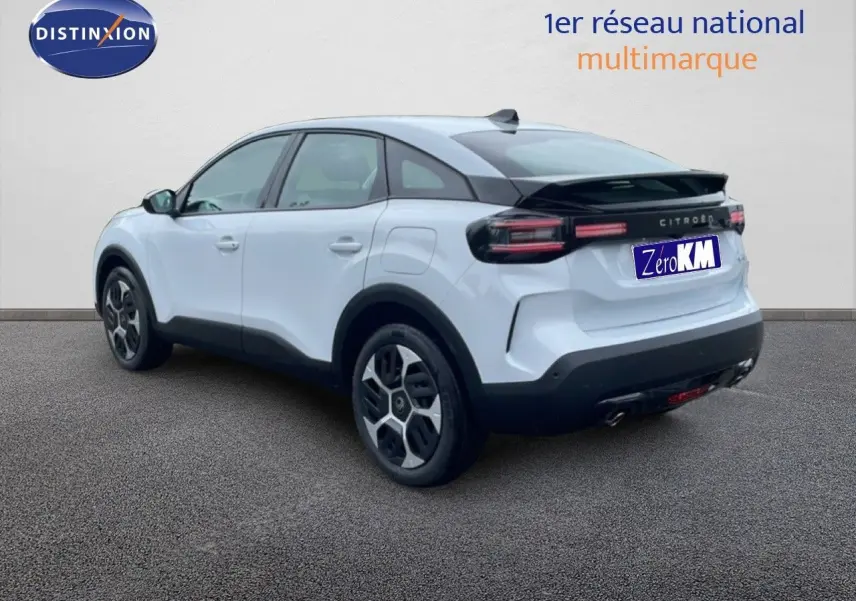 Vue 3/4 arrière droite d'une Citroën C4 blanc métal avec toit noir et feux arrière LED distinctifs.