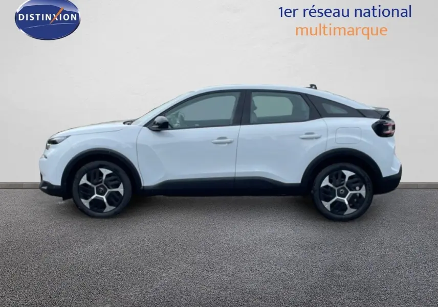 Vue latérale droite d'une Citroën C4 blanche métal avec jantes alliage et toit noir contrasté.