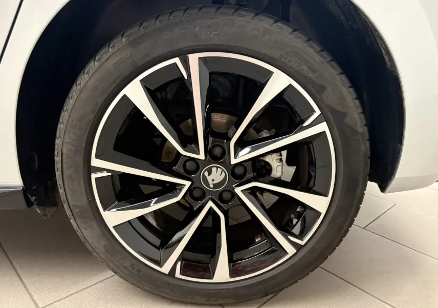 Gros plan sur la jante noire et argentée d'une Skoda Fabia 1.0 TSI 116 DSG7 Monte Carlo, roue avant droite.
