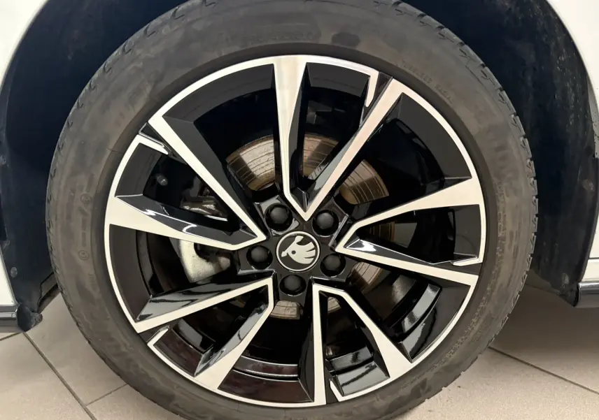 Gros plan sur la jante noire et argentée au design moderne d'une Skoda Fabia 2025, version Monte Carlo.