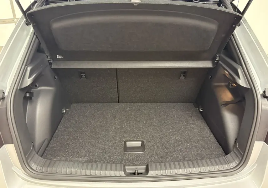 Coffre ouvert en vue arrière d'une Skoda Fabia 2025 gris argent avec double plancher et toit noir visible.