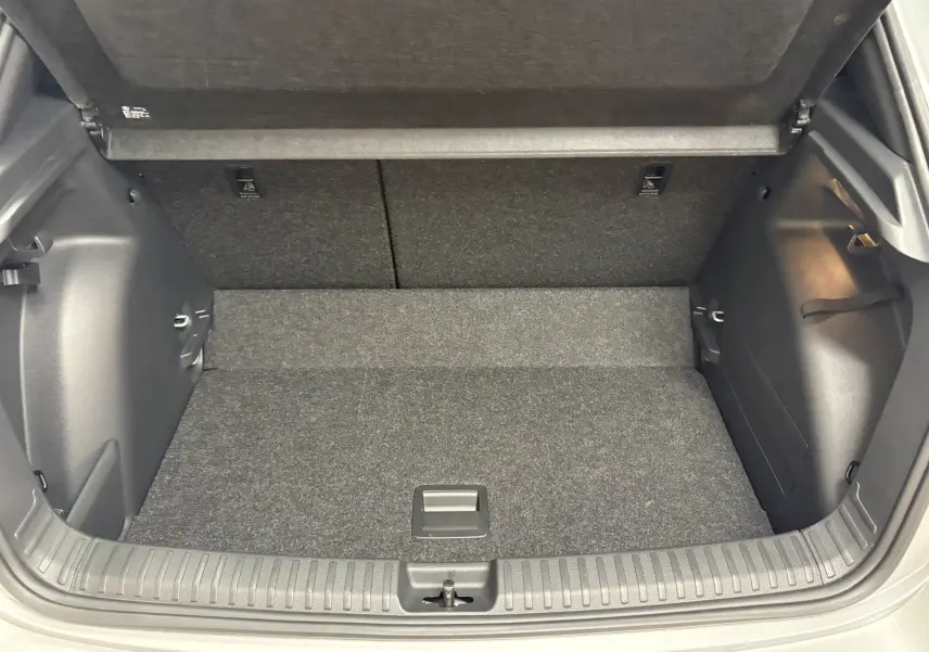 Coffre ouvert de la Skoda Fabia 2025 gris argent avec double plancher variable et intérieur noir.