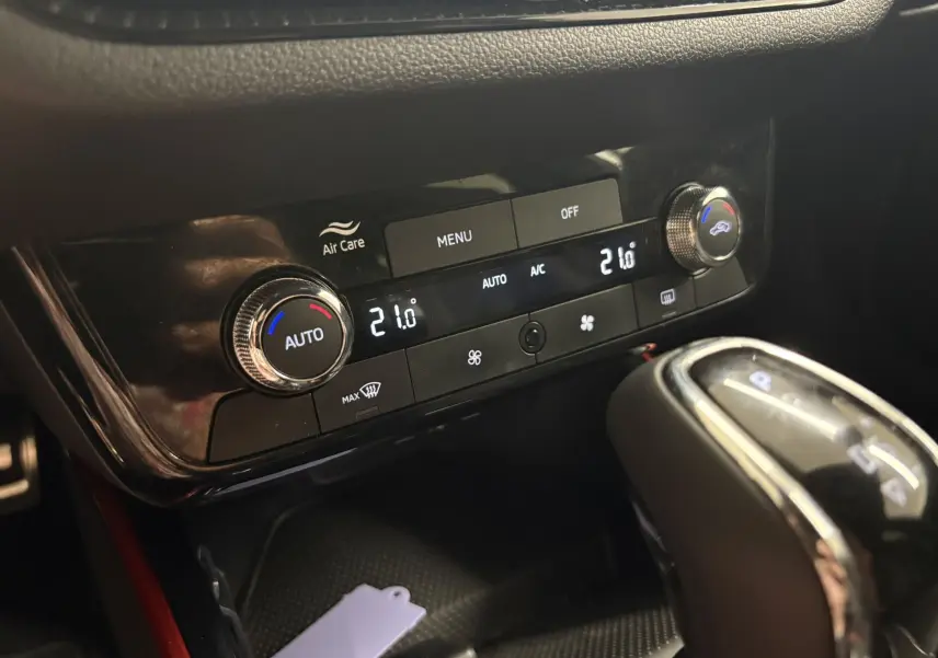 Gros plan sur la console centrale de la Skoda Fabia 2025, avec commandes climatisation digitale et levier de boîte automatique.