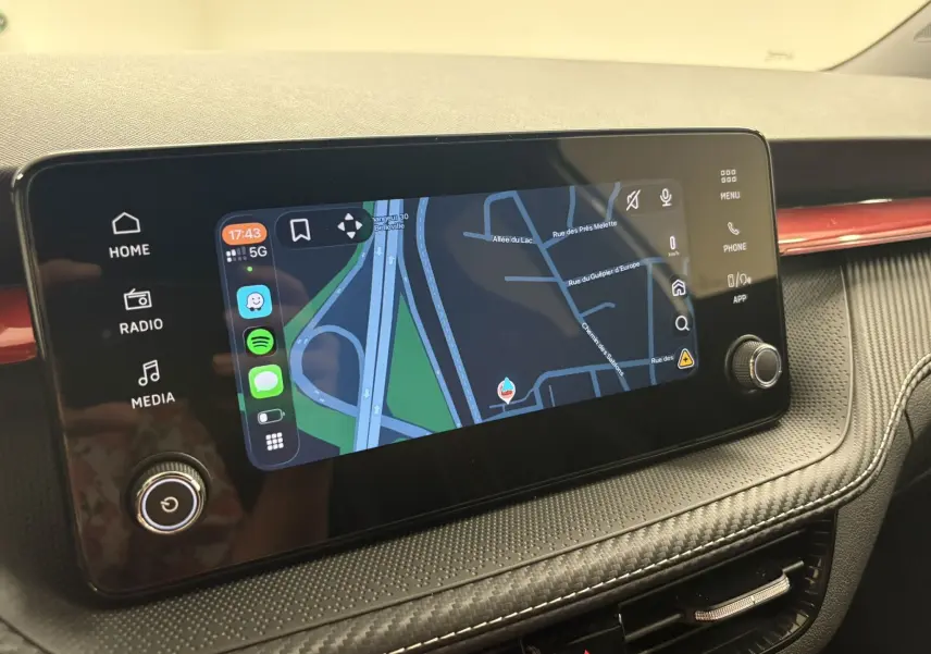 Écran tactile central du tableau de bord de la Skoda Fabia 2025, affichant la navigation GPS en mode carte.