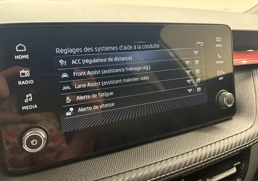 Écran tactile intérieur de la Skoda Fabia 2025 affichant les réglages des aides à la conduite.