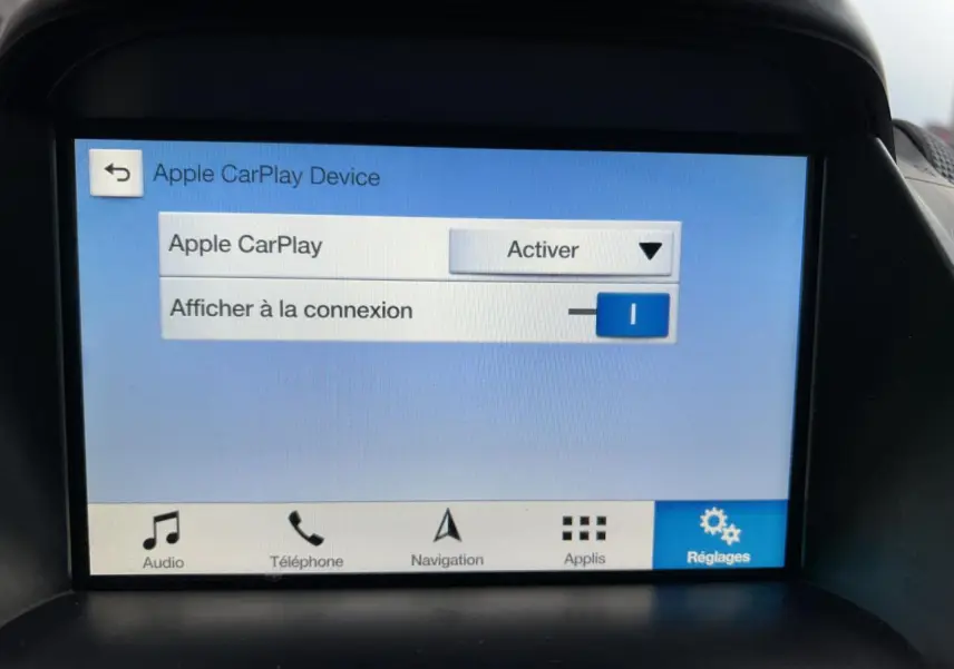 Écran tactile Ford SYNC 3 affichant l'activation d'Apple CarPlay dans un Ford C-MAX blanc de 2018