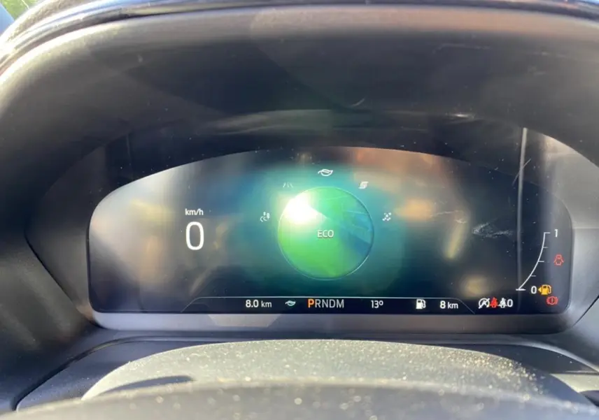 Tableau de bord numérique du Ford Puma 2021 affichant 0 km/h, mode Éco et indicateurs de vitesse et carburant.