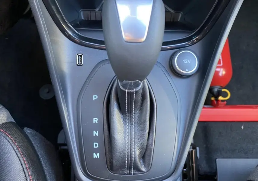 Vue rapprochée du levier de vitesses automatique noir de la Ford Puma 2021 avec prise 12V et port USB visibles.