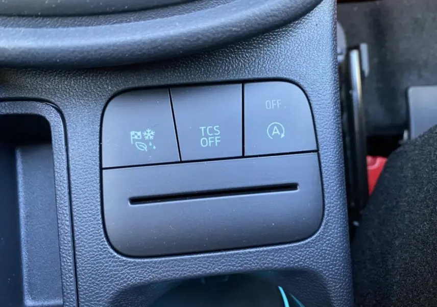 Gros plan sur les boutons de commande du pack hiver et du système stop & start dans le Ford Puma gris 2021.