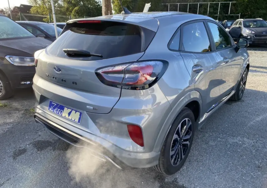 Vue 3/4 arrière droite d'un Ford Puma gris avec jantes noires et phares arrière LED, stationné en extérieur.