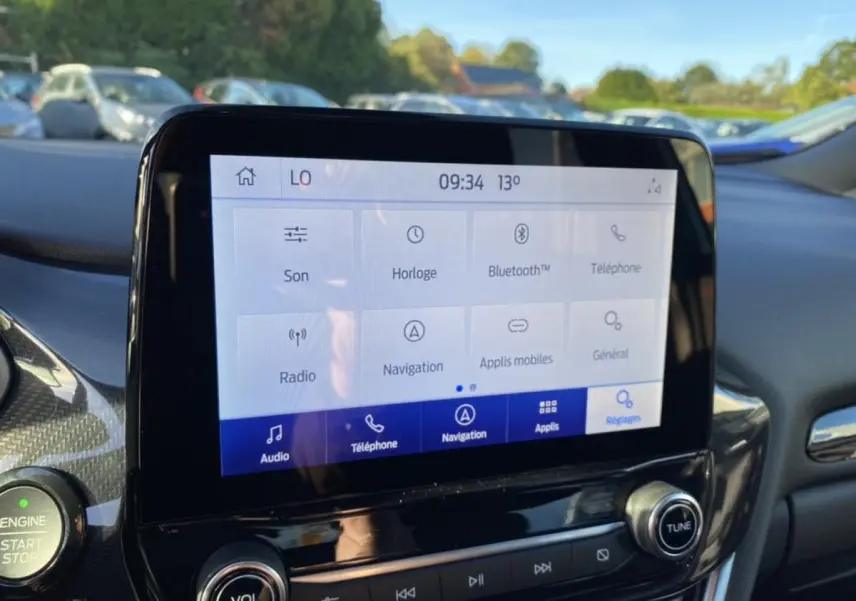 Écran tactile central du Ford Puma gris 2021 affichant les options audio, téléphone et navigation en intérieur voiture.