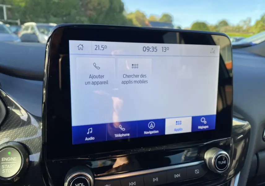 Écran tactile central du Ford Puma 2021 montrant les options de navigation et applications, avec bouton start/stop à gauche.