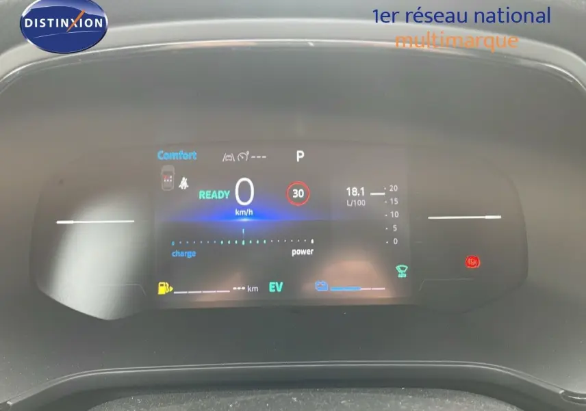 Tableau de bord numérique du Renault Captur E-Tech gris Cassiopée, affichant la vitesse et l'état hybride.