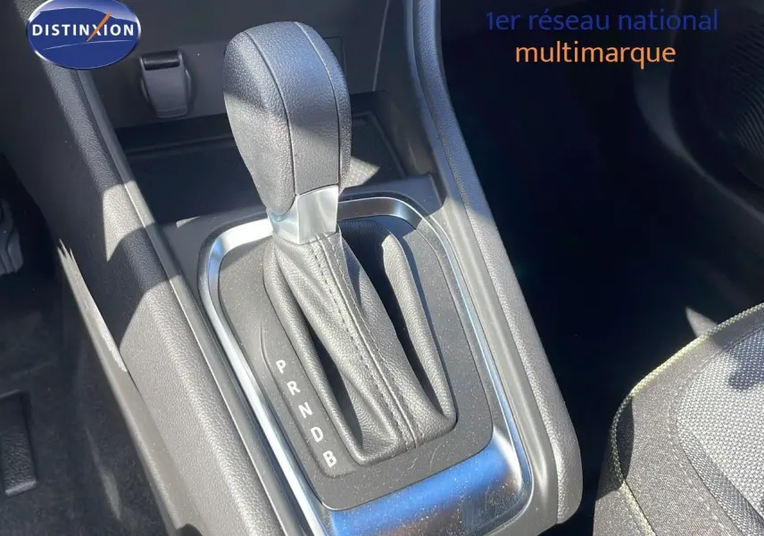 Le levier de vitesses automatique en cuir noir du Renault Captur E-Tech Hybrid 2025, vue rapprochée de la console centrale.