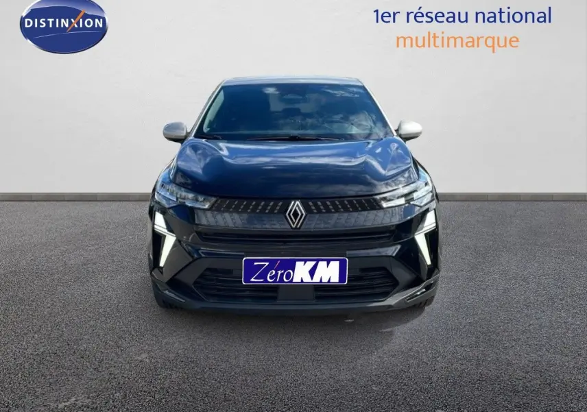 Vue frontale d'un Renault Captur E-Tech hybride noir étoile avec toit gris, feux LED allumés et calandre moderne.