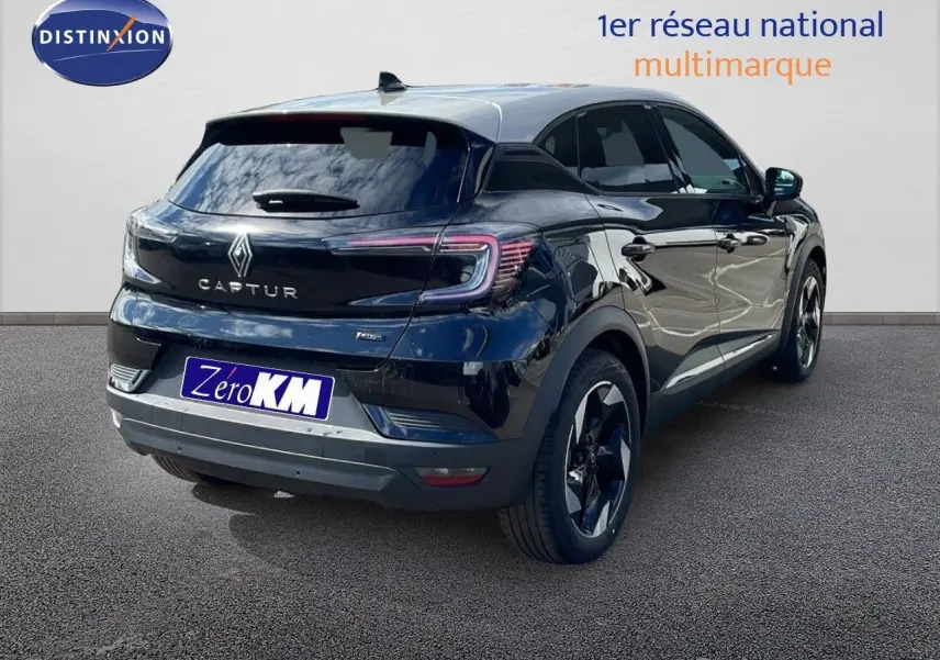 Vue 3/4 arrière droite d'un Renault Captur noir étoile métal avec toit gris, mettant en valeur ses feux LED et jantes biton.