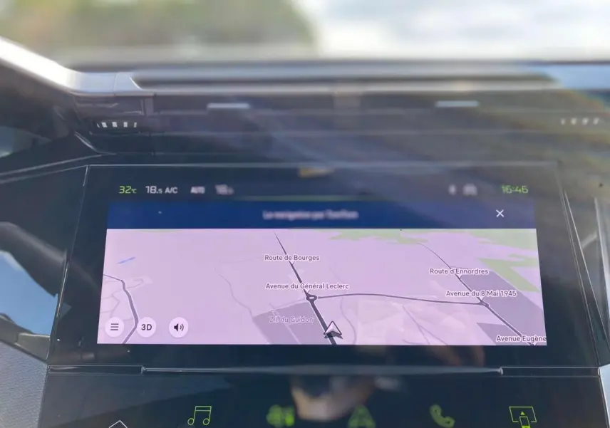 Écran tactile central du tableau de bord de la Peugeot 308 GT 2025 affichant la navigation et la climatisation.