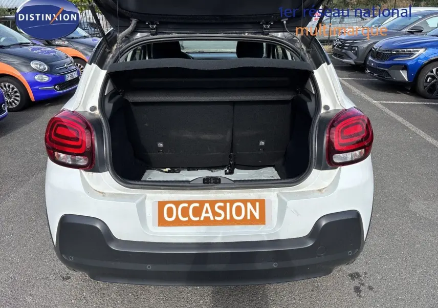 Vue arrière d'une Citroën C3 blanc banquise 2022 avec coffre ouvert, feux arrière rouges et pare-chocs noir.