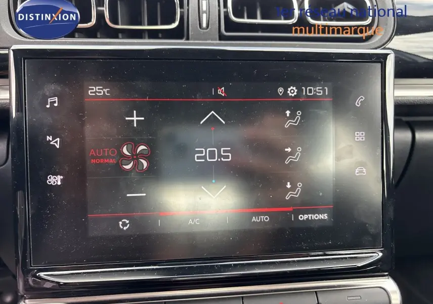Écran tactile central de la Citroën C3 2022 montrant la commande de climatisation à 20,5°C, intérieur noir.