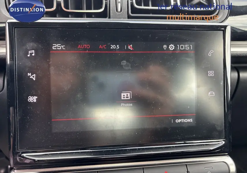 Écran tactile central de la Citroën C3 2022 affichant la climatisation et les options multimédia, intérieur noir.