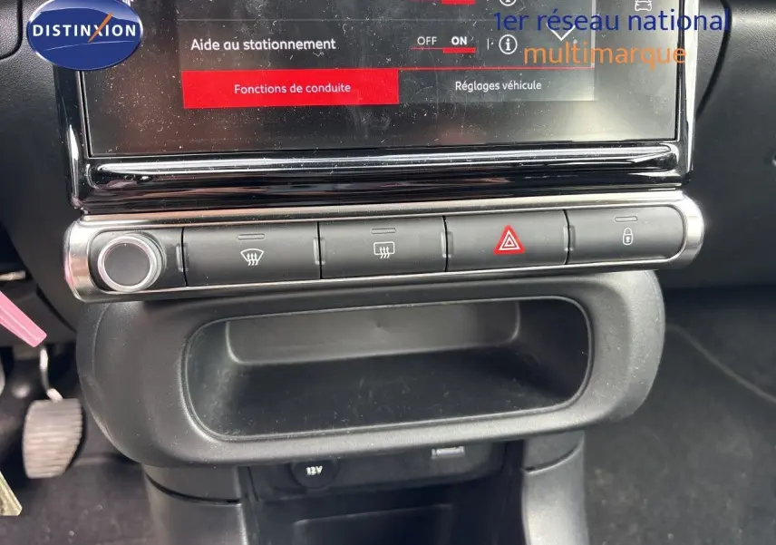 Détail de la console centrale avec écran tactile et boutons de commande sur Citroën C3 blanc banquise 2022.