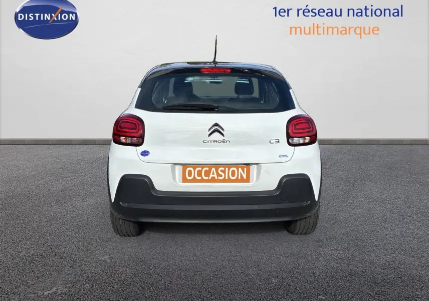 Vue arrière d'une Citroën C3 blanche banquise de 2022 avec feux arrière LED et plaque d'occasion orange.