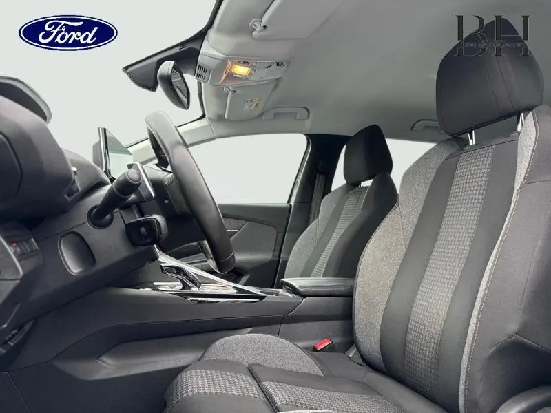 Vue intérieure côté conducteur du Peugeot 5008 2022, sièges tissu gris Mistral avec inserts carbone et console centrale.