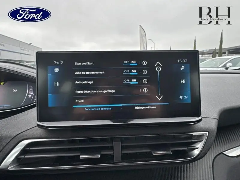 Vue intérieure centrée sur l'écran tactile du Peugeot 5008 gris Platinium, affichant les réglages d'aide à la conduite.