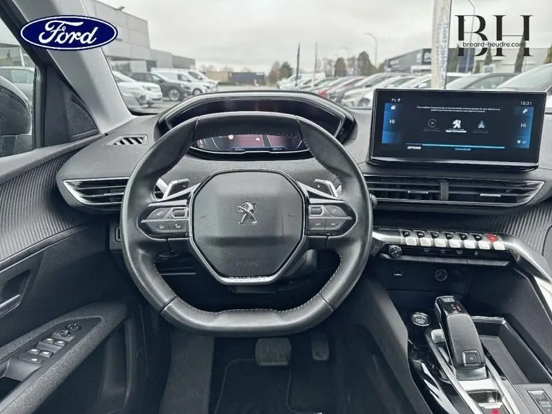 Intérieur Peugeot 5008 gris Platinium, vue frontale du volant multifonction et écran tactile Peugeot i-Cockpit.
