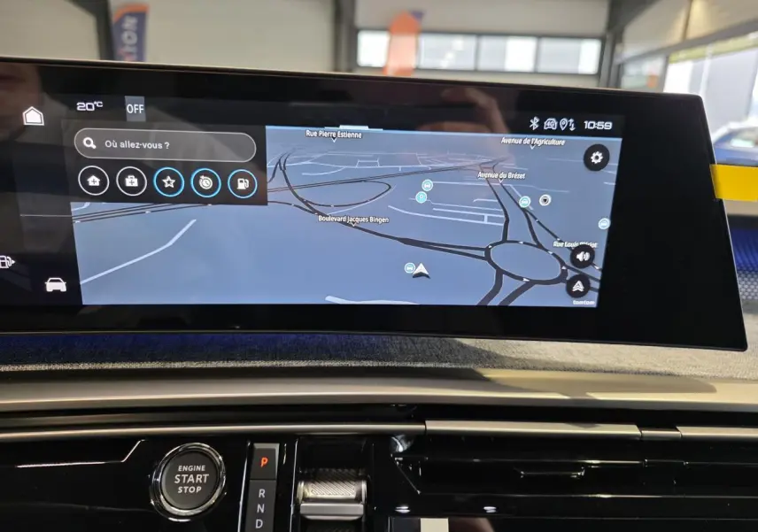 Vue rapprochée de l’écran tactile du tableau de bord du Peugeot 3008 gris titanium, affichant la navigation GPS.