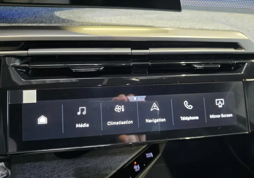 Écran tactile central du Peugeot 3008 gris titanium 2026 affichant les menus Média, Climatisation, Navigation, Téléphone et Mirror Screen.