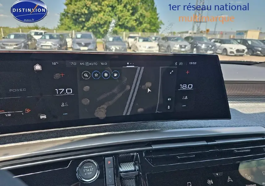 Vue intérieure du tableau de bord du Peugeot 3008 noir perla nera avec écran tactile et commandes modernes visibles