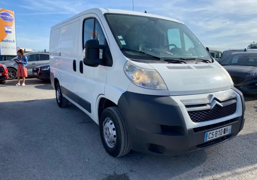 Fourgon blanc Citroën Jumper 2013 vu en 3/4 avant droit avec attelage et calandre noire distinctive.