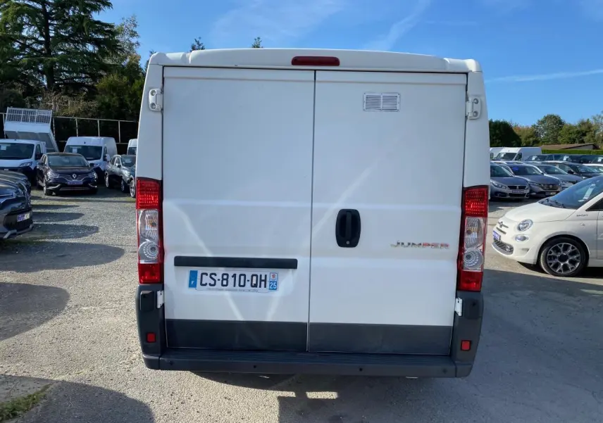 Vue arrière d'un fourgon blanc Citroën Jumper 2.2 HDi 130 L1H1 avec attelage, immatriculé en France.