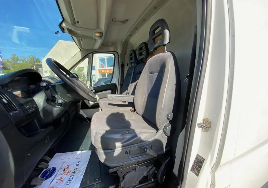 Intérieur du Citroën Jumper blanc 2013, vue côté conducteur montrant les sièges avant et le tableau de bord.
