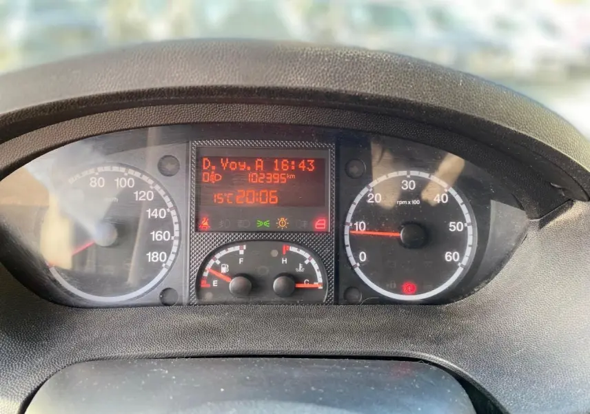 Tableau de bord du Citroën Jumper 2013 affichant compteur, compte-tours et écran digital rouge avec 102395 km.